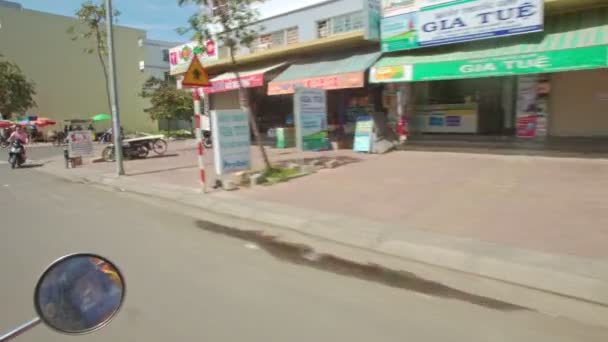 Trafiken längs smala gatan — Stockvideo