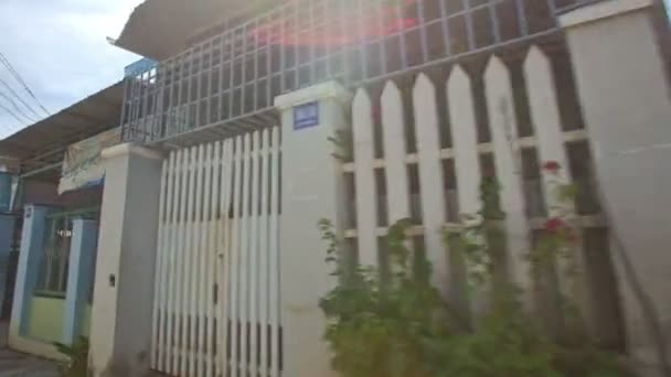 摄像机沿着街道建筑物 — 图库视频影像