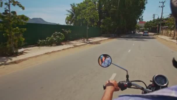 Trafiken längs gatan — Stockvideo