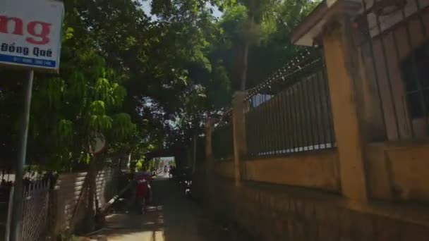 Câmera se movendo ao longo de edifícios de rua — Vídeo de Stock