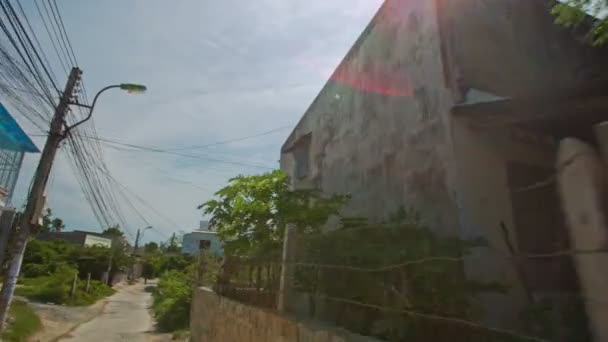 Kameran rör sig längs gatan byggnader — Stockvideo