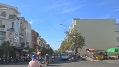 Trafik dar cadde boyunca 