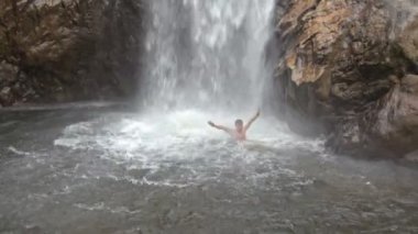 Nehir kenarında şelale Yüzme adam 