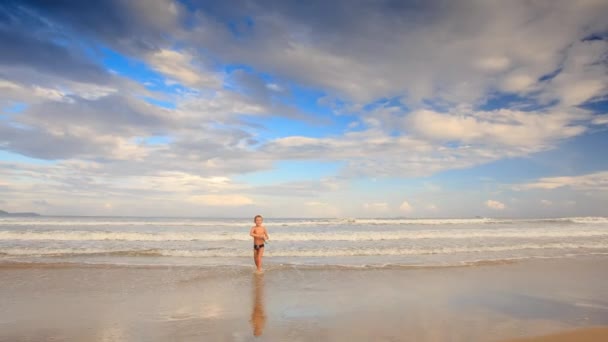 Liten pojke leker på stranden — Stockvideo