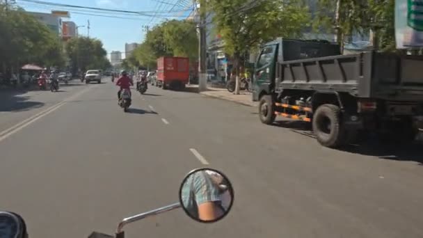 Камера рухається вздовж вулиці з трафіком — стокове відео