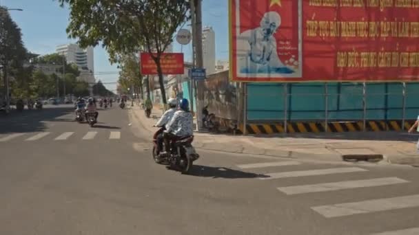 Kameran rör sig längs gatan med trafik — Stockvideo