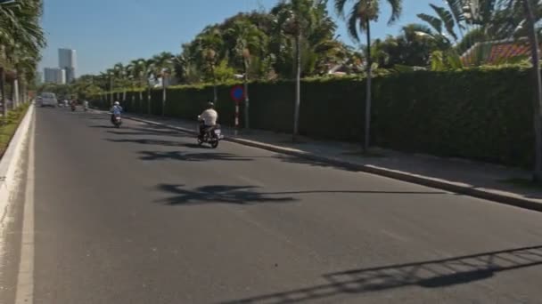 Kameran rör sig längs gatan med trafik — Stockvideo