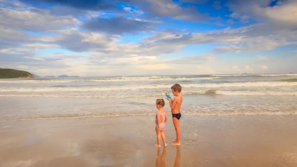 Kinderen spelen op zand strand — Stockvideo