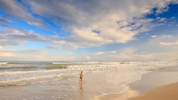 Liten pojke leker på stranden — Stockvideo