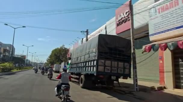 Camera moving along street with traffic — Stock Video