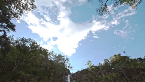 Alta cascada entre rocas — Vídeos de Stock