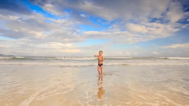 Liten pojke leker på stranden — Stockvideo