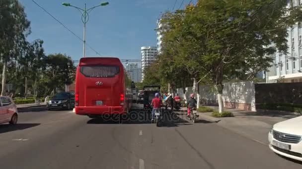 Kameran rör sig längs gatan med trafik — Stockvideo