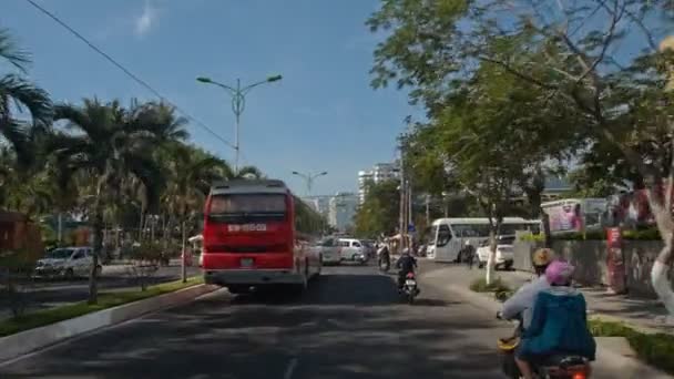 Camera moving along street with traffic — Stock Video