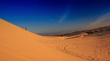 kumullar ve uzak dört manzarası ve jeep üzerinde çalışır