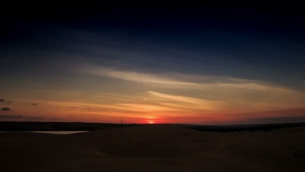 Mraky při západu slunce v bílých písečných dun — Stock video