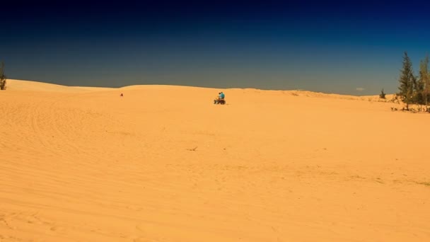 Sanddyner og fjerntliggende firehjuls løp på skyline og jeep – stockvideo