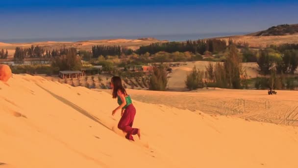 Ragazza turistica sale dune di sabbia — Video Stock