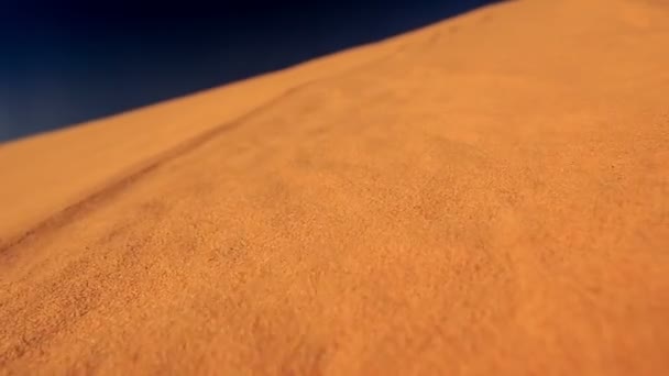 Câmera se move ao longo de areia movediça em dunas de areia — Vídeo de Stock