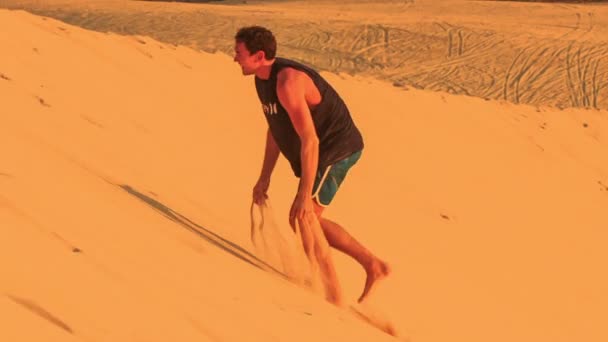 Τουριστική τύπος ανεβαίνει άμμο αμμόλοφος — Αρχείο Βίντεο