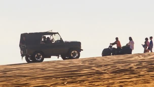 Jeep fährt Touristen auf Sanddüne an — Stockvideo