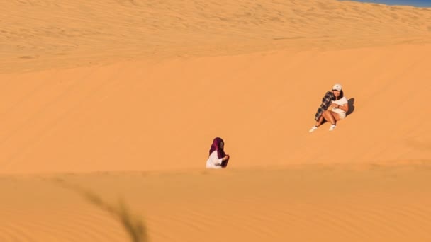 Niñas se deslizan de las dunas de arena blanca — Vídeos de Stock