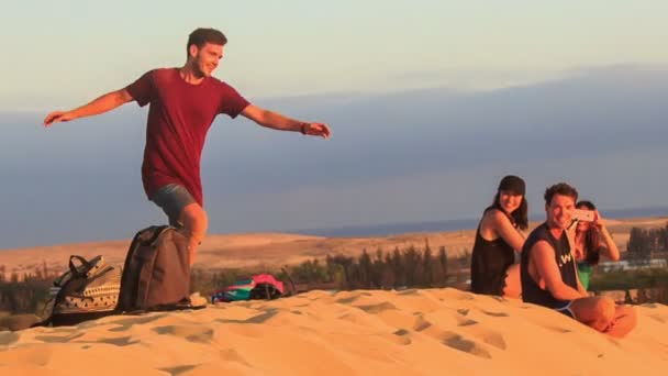 Turist adam kumul üzerinde takla — Stok video