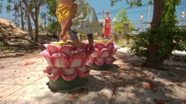 Kız Buda heykeli oyun üzerinde tırmanıyor