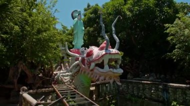 Ejderha ile tanrıça heykeli gölet