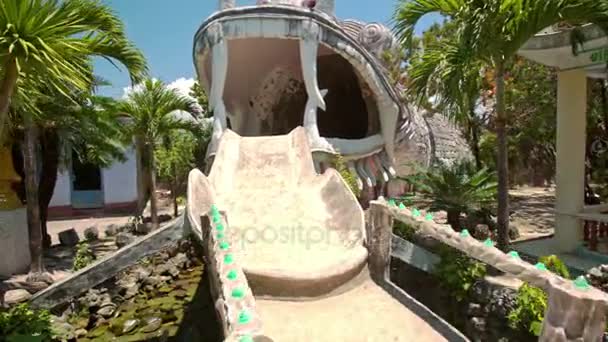 Pavillon Chemin vers un animal fantastique sur une aire de jeux — Video