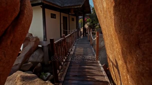木制的方式画廊与栏杆过去的房子 — 图库视频影像