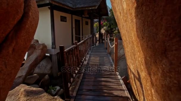 Holzweg-Galerie mit Geländer am Haus vorbei — Stockvideo