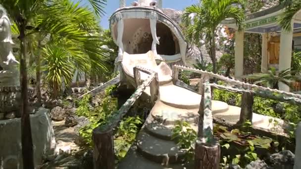 Pavillon Chemin vers un animal fantastique sur une aire de jeux — Video