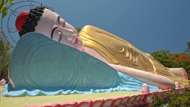 Grote gouden liggende Boeddhabeeld — Stockvideo