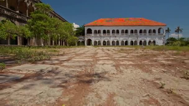 Velho edifício gótico de dois andares com galeria — Vídeo de Stock