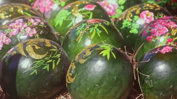 Dekorierte bunte Wassermelonen auf Tischstroh — Stockvideo