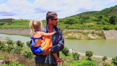 Baba ile kızı ve gösterileri hidro-elektrik santrali 