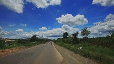 trafik ile yol boyunca hareket