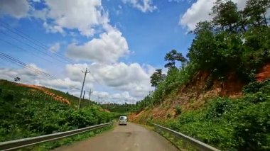 köy yolunda kamyon scooter geçmiş