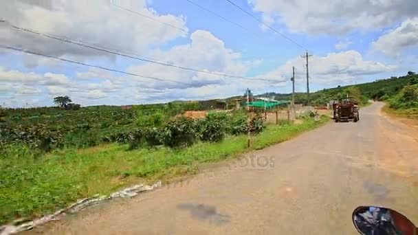 Route de campagne contre vallée agricole — Video