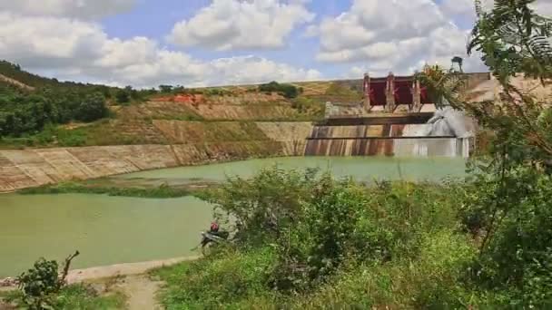 Vía a la presa de la central hidroeléctrica — Vídeos de Stock