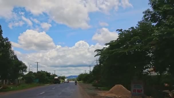 Bewegung entlang der Straße mit Verkehr — Stockvideo