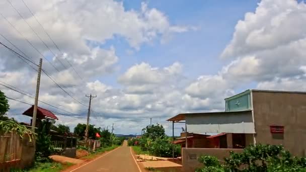 Асфальтированная дорога через деревню — стоковое видео
