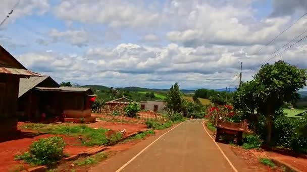 Асфальтированная дорога через деревню — стоковое видео