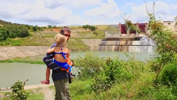 Father with daughter and shows hydro-power station — Stock Video