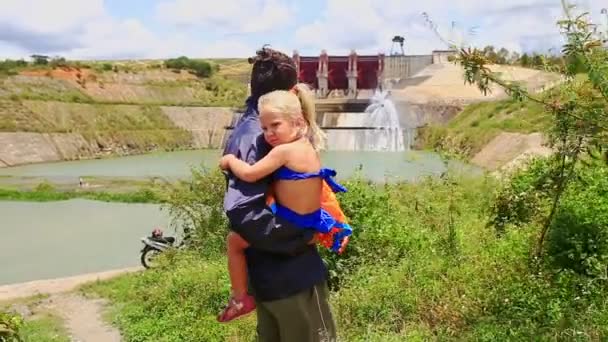 Father with daughter and shows hydro-power station — Stock Video