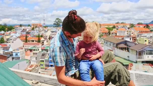 Ojciec z córką rozmawiać z panoramicznym widokiem na miasto — Wideo stockowe