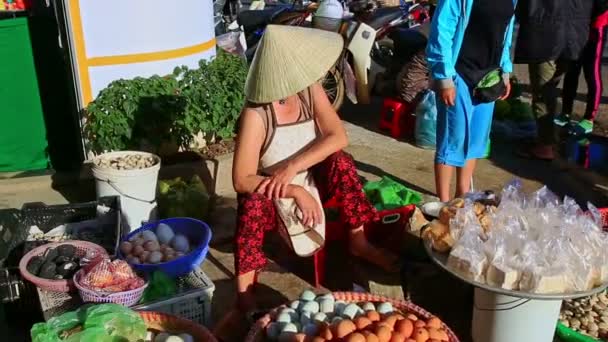 Mujer vende huevos y productos en el mercado callejero — Vídeos de Stock