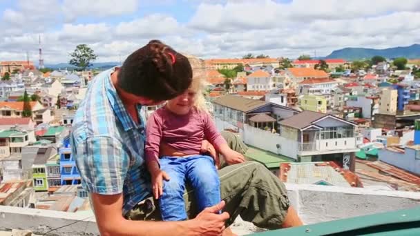 Father with daughter talk against city panorama — Stock Video