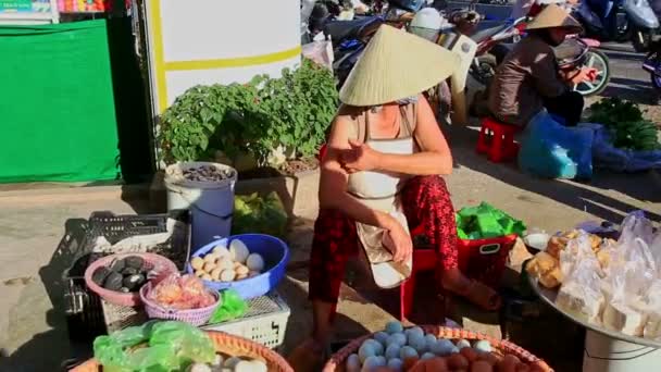 Kobieta sprzedaje jaja i produkty w Markecie — Wideo stockowe
